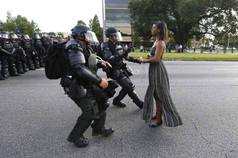 A enfermeira Ieshia Evans encara policiais do Batalhão de Choque em protesto contra violência policial em Baton Rouge, na Louisiana