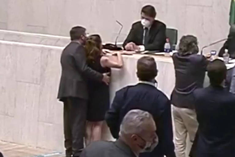 Vídeo mostra deputado Fernando Cury passando a mão no seio da deputada Isa Penna durante sessão da Assembleia de São Paulo 
