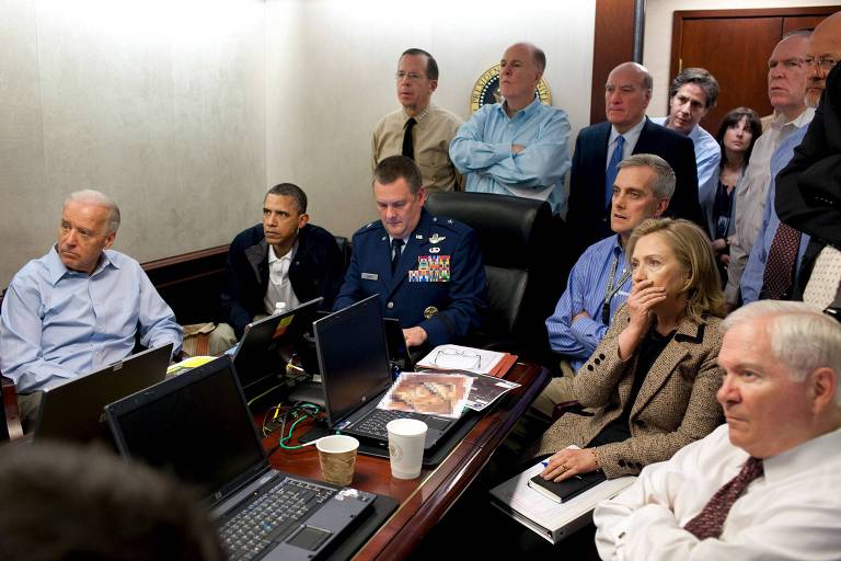 O presidente Barack Obama, seu vice Joe Biden e a secretária de Estado, Hillary Clinton, assistem a operação que resultou na morte de Osama bin Laden junto com outros oficiais do governo em uma sala de operações na Casa Branca