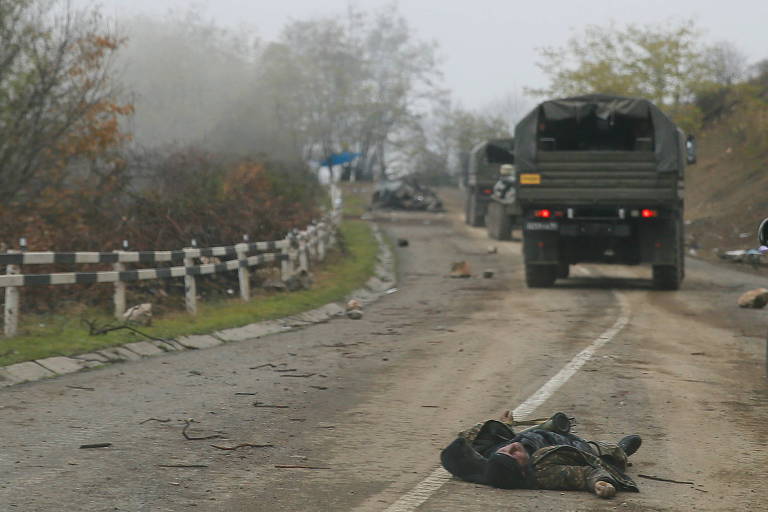 Comboio da força de paz russa passa por corpo de soldado armênio perto de Shushi 