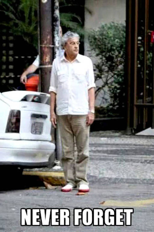 Imagem de Caetano Veloso atravessando a rua após estacionar o carro com a legenda "never forget", algo como "nunca esqueceremos" em inglês