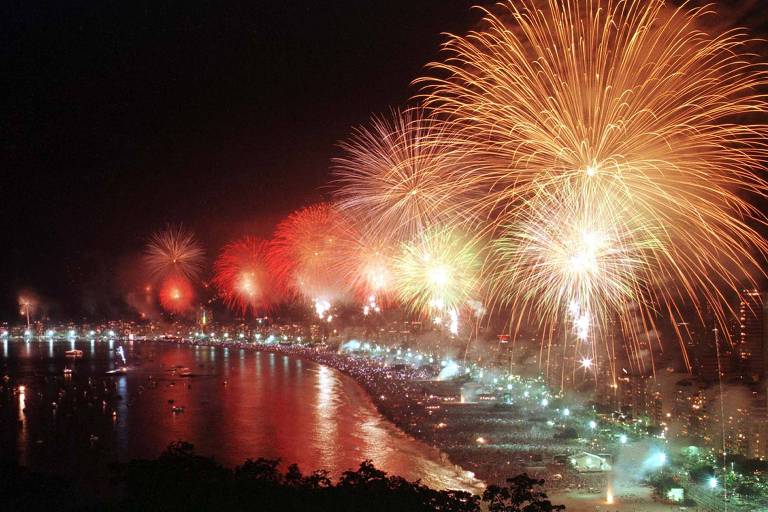 Vista da praia de Copacabana no Réveillon, quando os fogos de artifício ainda eram lançados da areia de praia