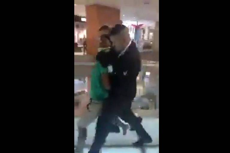 Seguranças arrastam e retiram jovens negros de shopping na Bahia; veja vídeo