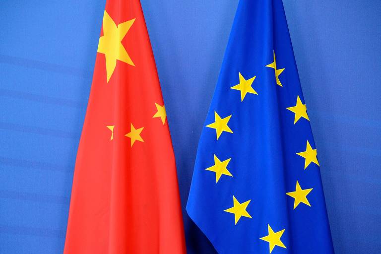 As bandeiras de China, à esq., e União Europeia durante reunião em Bruxelas