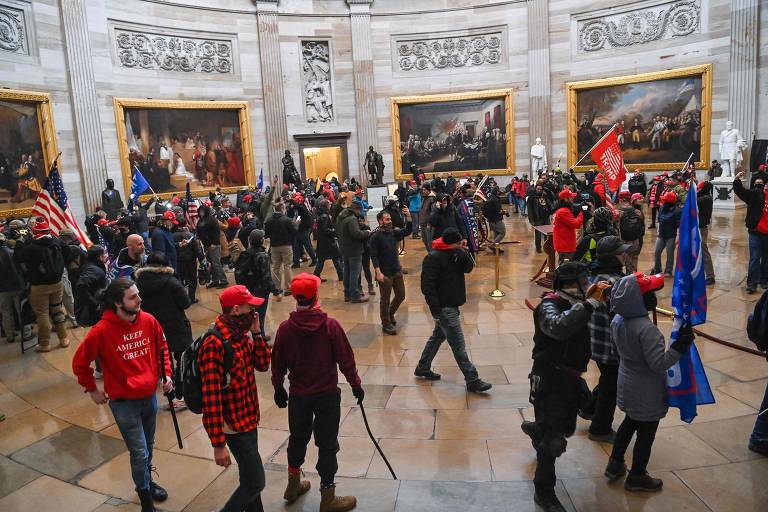 Apoiadores de Trump entram em confronto com a polícia e invadem Congresso dos EUA