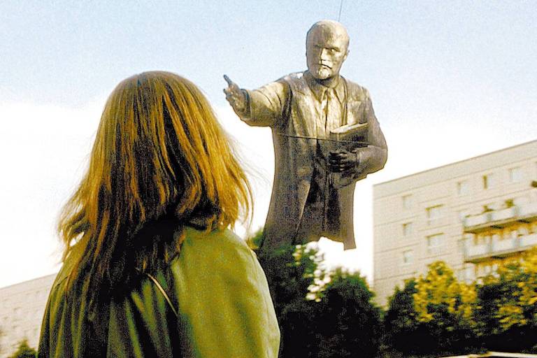 estátua de Lênin sendo removida