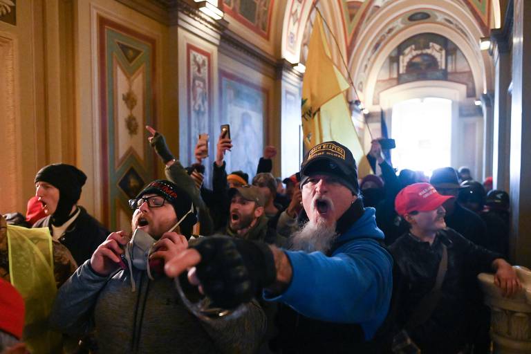 Apoiadores de Trump entram em confronto com a polícia e invadem Congresso dos EUA
