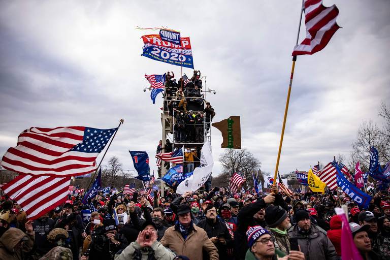 Apoiadores de Trump entram em confronto com a polícia e invadem Congresso dos EUA