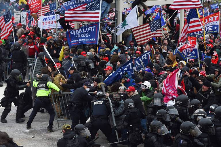 Forças de segurança tentam conter apoiadores de Trump que invadiram Capitólio, em Washington