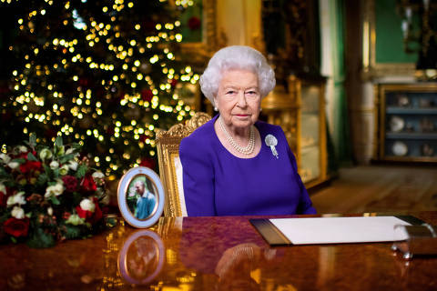 FILE PHOTO: Britain's Queen Elizabeth II records her annual Christmas broadcast in Windsor Castle in England, December 24, 2020. Victoria Jones/Pool via REUTERS/File Photo ORG XMIT: FW1