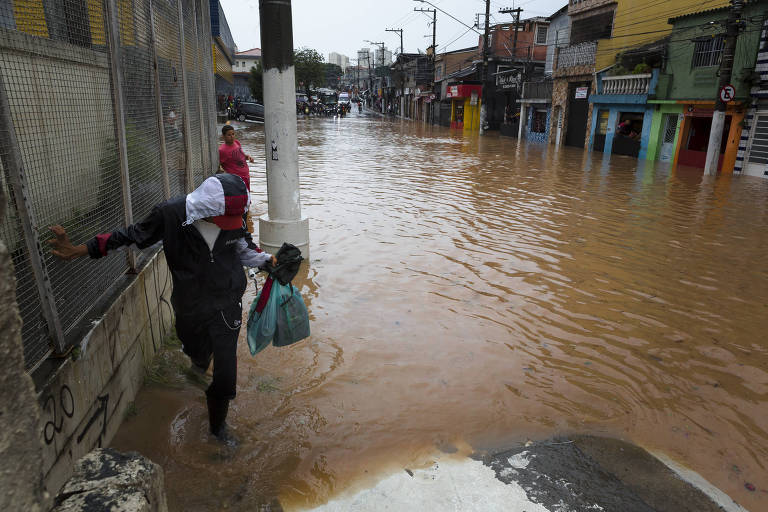 Chuva deixa estragos na capital nesta terça-feira (12)