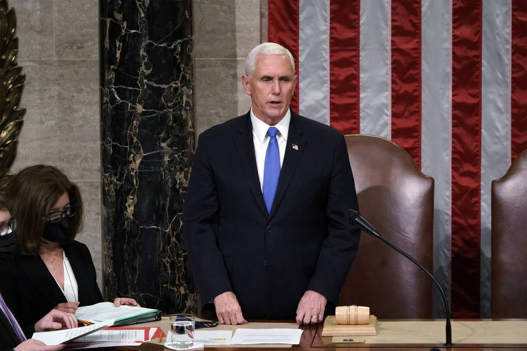 O vice-presidente Mike Pence no Congresso americano, momentos antes de o prédio ser invadido por apoiadores de Trump