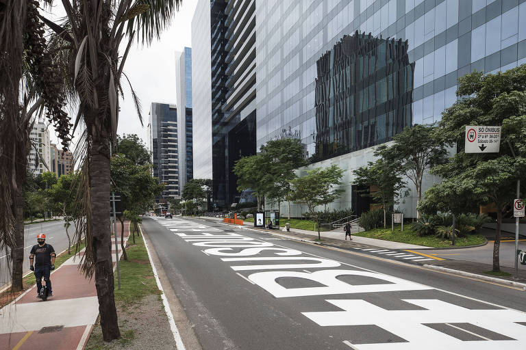 Intervenção na avenida Faria Lima na altura do número 3.477 