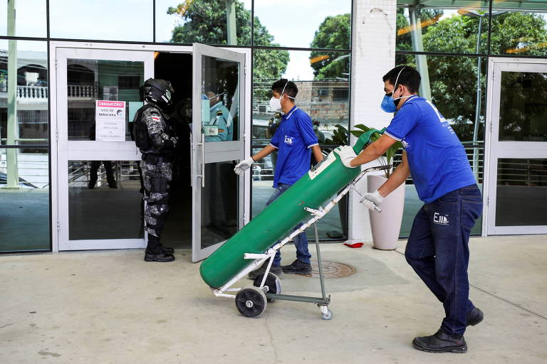 Trabalhador chega com cilindro de oxigênio no Hospital Universitário  Getúlio Vargas hospital, em Manaus 