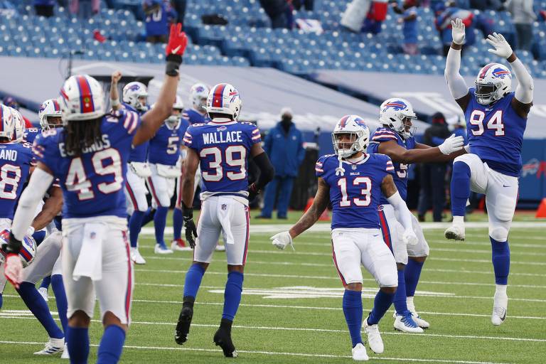 Jogadores do Buffalo Bills comemoram touchdown marcado contra o Indianapolis Colts