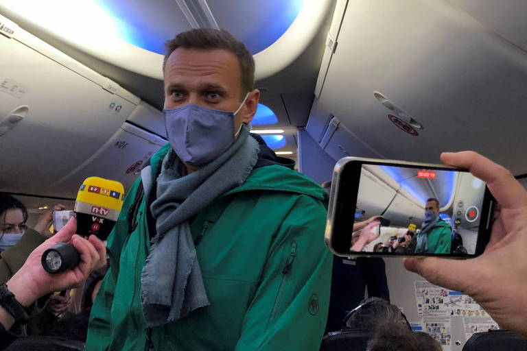  O opositor Navalni dentro do avião da companhia Pobeda, antes do voo que o levou de Berlim a Moscou