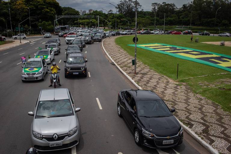 Carros com bandeiras do Brasil e faixas contra Bolsonaro