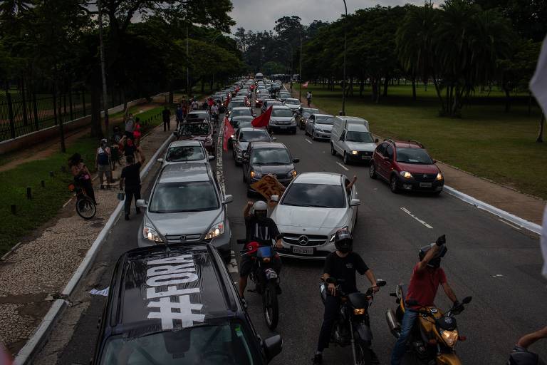 Esquerda e direita organizam carreatas a favor do impeachment de Bolsonaro em São Paulo