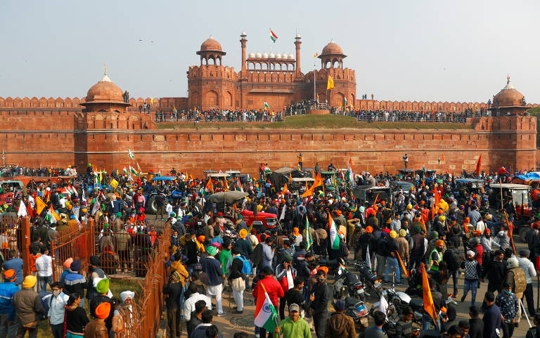 Agricultores indianos invadem Forte Vermelho em manifestação em Nova Déli 