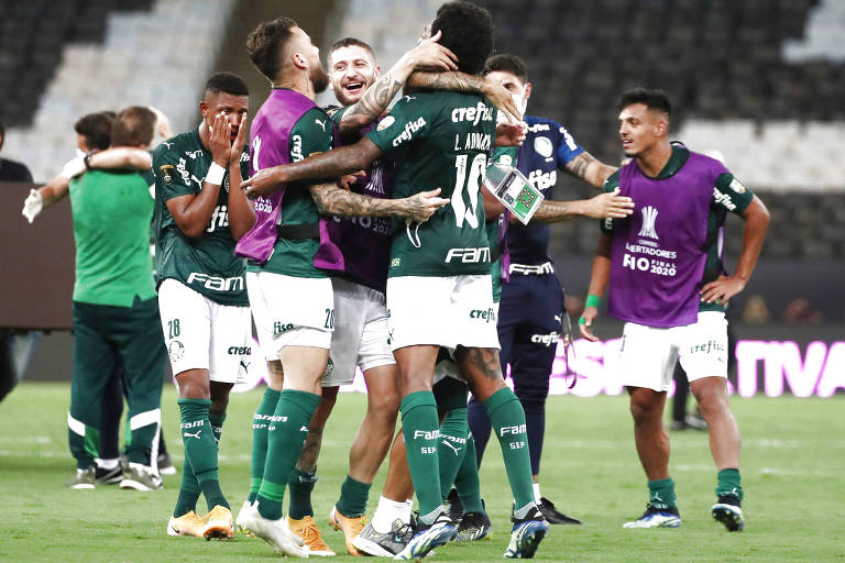 Jogadores do Palmeiras comemoram gol de Breno Lopes