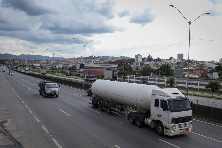 Caminhão passa por rodovia de São Paulo