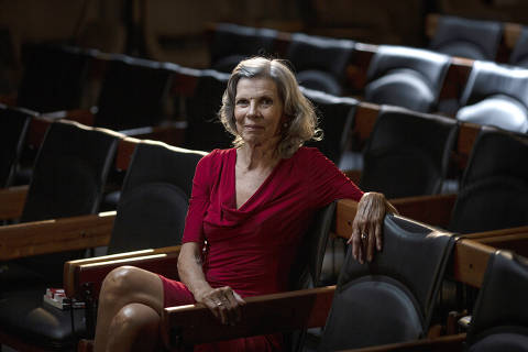 SÃO PAULO, SP, BRASIL, 14-01-2021: Retrato da escritora Isabel Dias, no auditório da Folha. (Foto: Bruno Santos/ Folhapress) *** FSP-COTIDIANO *** EXCLUSIVO FOLHA*** ORG XMIT: AGEN2101141913106085