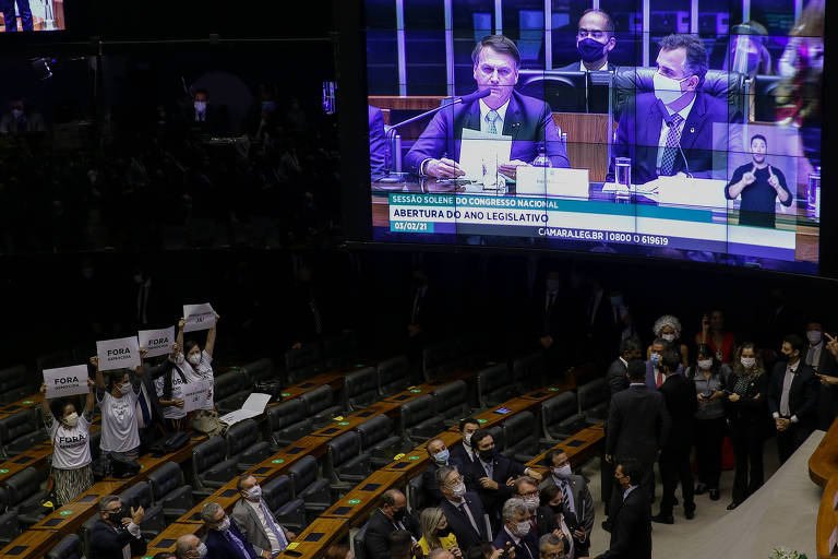 Parlamentares do PSOL protestam contra o presidente Jair Bolsonaro no momento em que ele iria iniciar seu discurso na cerimônia de abertura do ano legislativo no plenário da Câmara