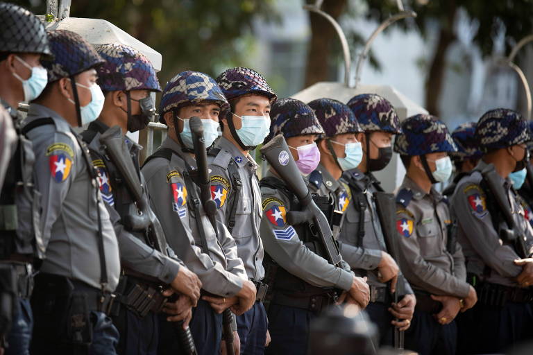 Militares bloqueiam Facebook em Mianmar em meio ao crescimento da oposição ao golpe