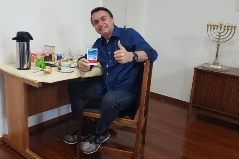 Com caixa de cloroquina e fazendo um joia, Bolsonaro divulga foto após resultado negativo de PCR para Covid-19