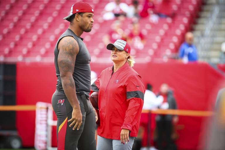 Lori Locust é assistente de defesa do Tampa Bay Bucaneers, time de Tom Brady e finalista da NFL
