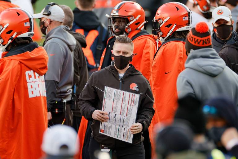 Callie Brownson orienta Cleveland Browns em jogo da atual temporada da NFL