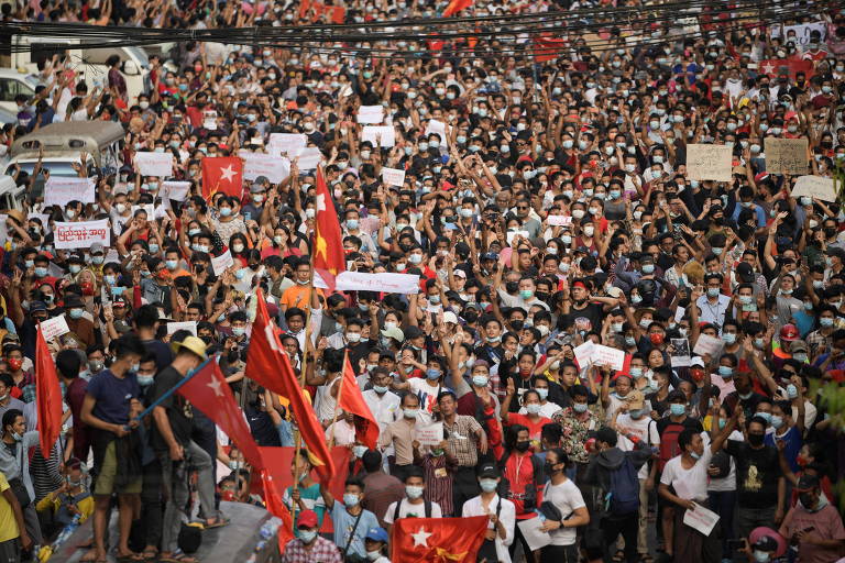 Protestos levam dezenas de milhares às ruas em Mianmar em meio a bloqueio de internet