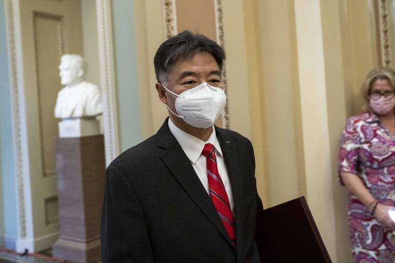 Democrata Ted Lieu chega ao Capitólio para participar do encerramento da apresentação dos argumentos da acusação no julgamento do impeachment de Donald Trump