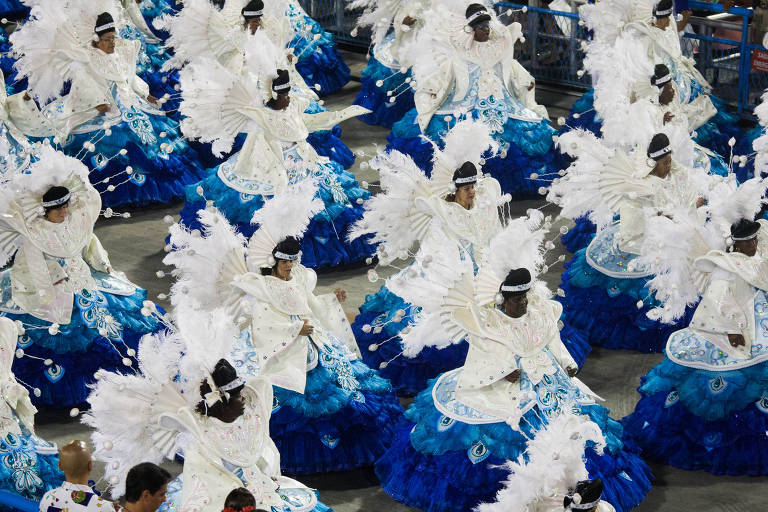 Ala das baianas da escola de samba Inocentes de Belford Roxo, no Rio de Janeiro, em 2013