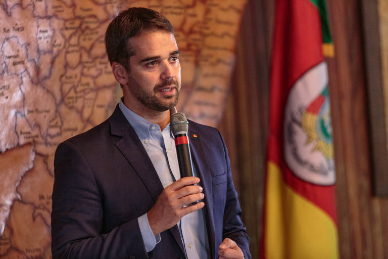 Governador Eduardo Leite (PSDB) em reunião com integrantes do Congresso.