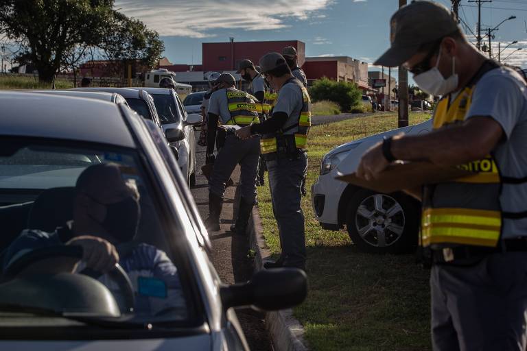 Araraquara tem ruas vazias e limite de compras em mercado