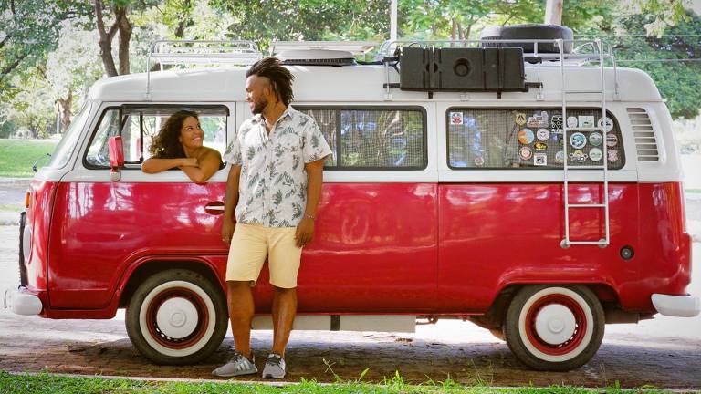 Casal viaja de kombi pelo Brasil