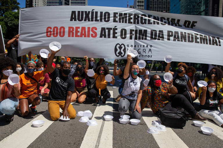 Protesto da Coalizão Negra em SP pede manutenção do auxilio emergencial