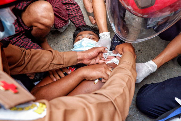 Dia sangrento de protestos contra militares em Mianmar deixa ao menos 2 mortos