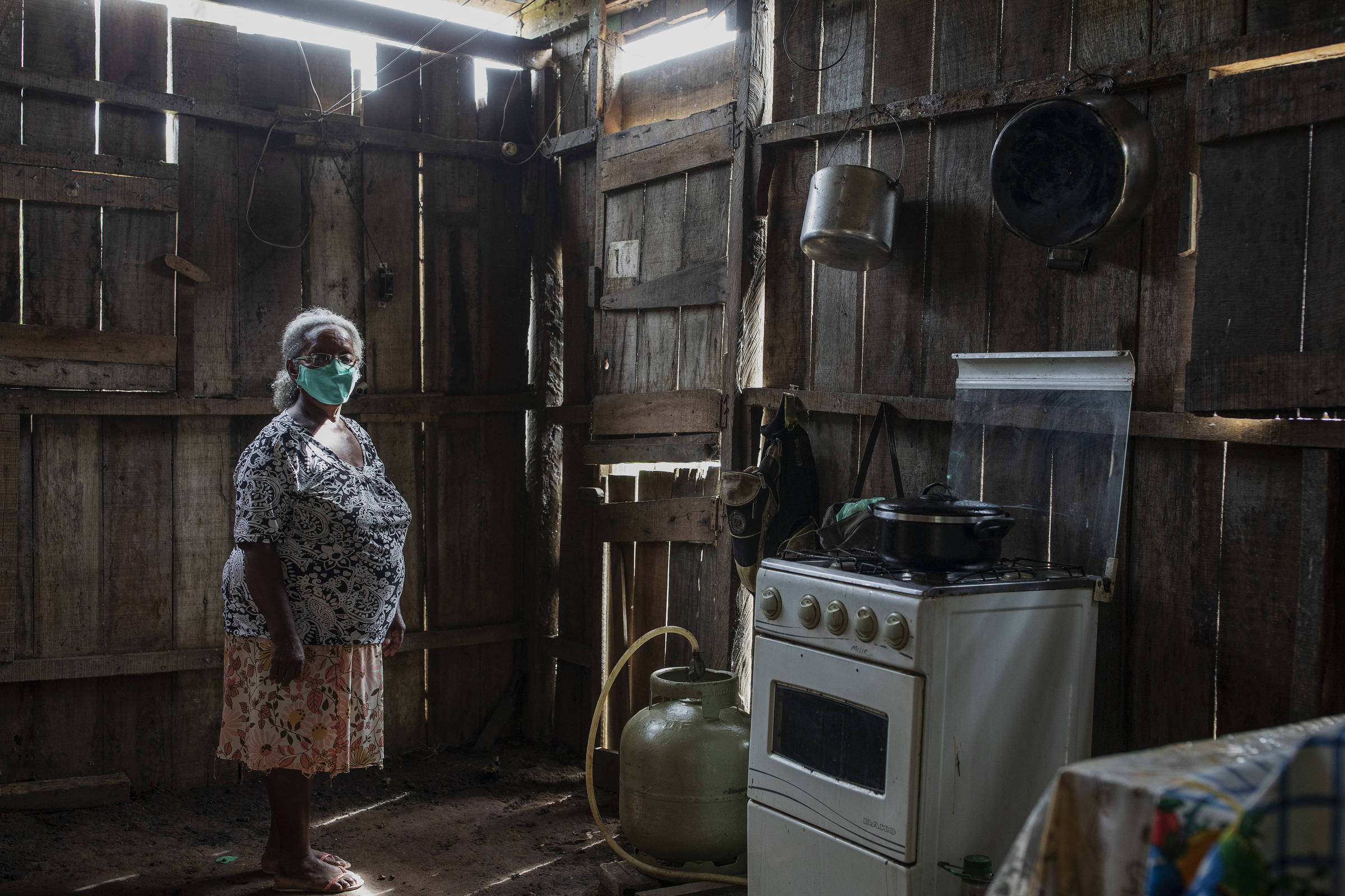 A líder comunitária Mafalda Gomes em sua casa na comunidade quilombola Santa Fé, no vale do rio Guaporé, em Rondônia