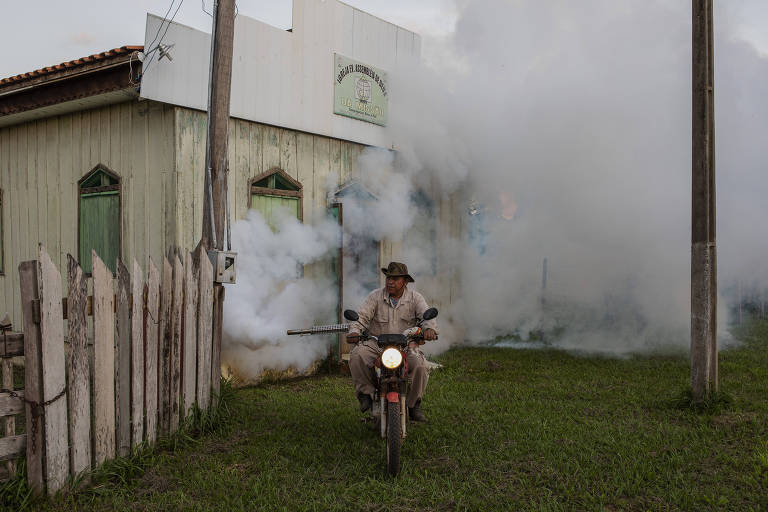 Funcionário da Funasa espalha fumacê contra mosquito transmissor da malária em Rondônia