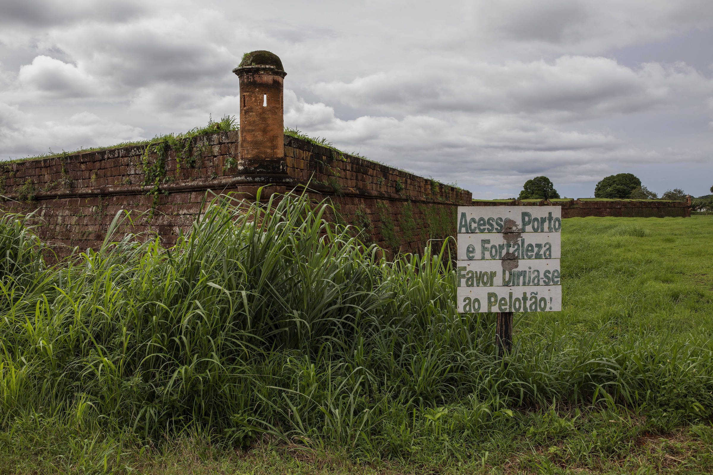 Placa ao lado do Real Forte Príncipe da Beira sinaliza a presença de um pelotão do Exerército ao lado da construção histórica