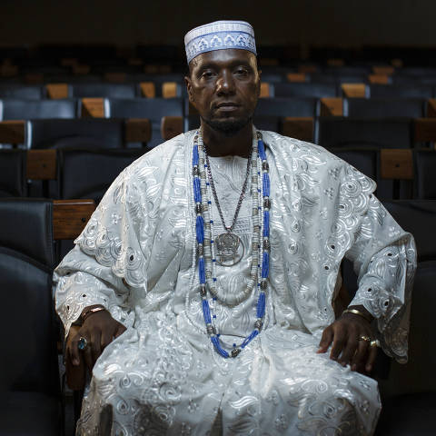 SÃO PAULO, SP, BRASIL, 15-01-2021: Retrato do Babalorixá e antropologo Rodney Willian, no auditório da Folha. (Foto: Bruno Santos/ Folhapress) *** FSP-COTIDIANO *** EXCLUSIVO FOLHA***