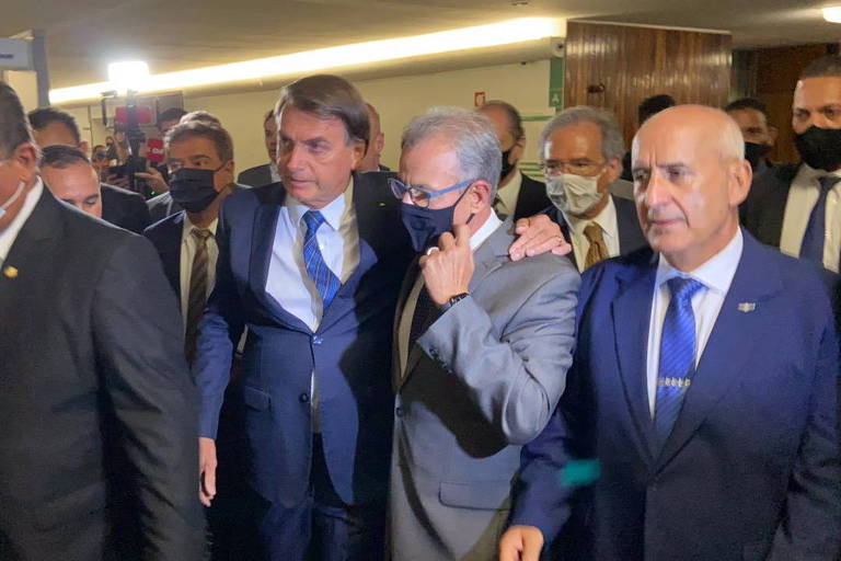 O presidente Jair Bolsonaro acompanhado de ministros