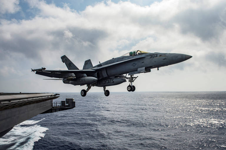 Um caça americano F/A-18 Super Hornet decola do porta-aviões USS Dwight Eisenhower no Mediterrâneo