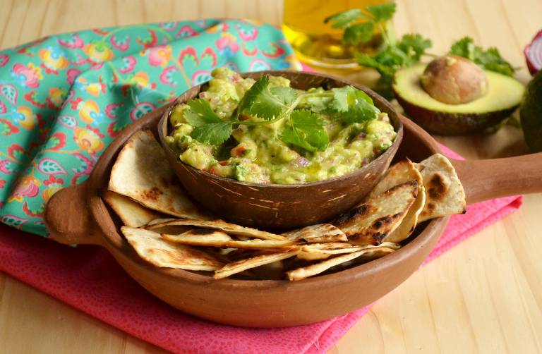 Aprenda a fazer guacamole (abacate salgado)