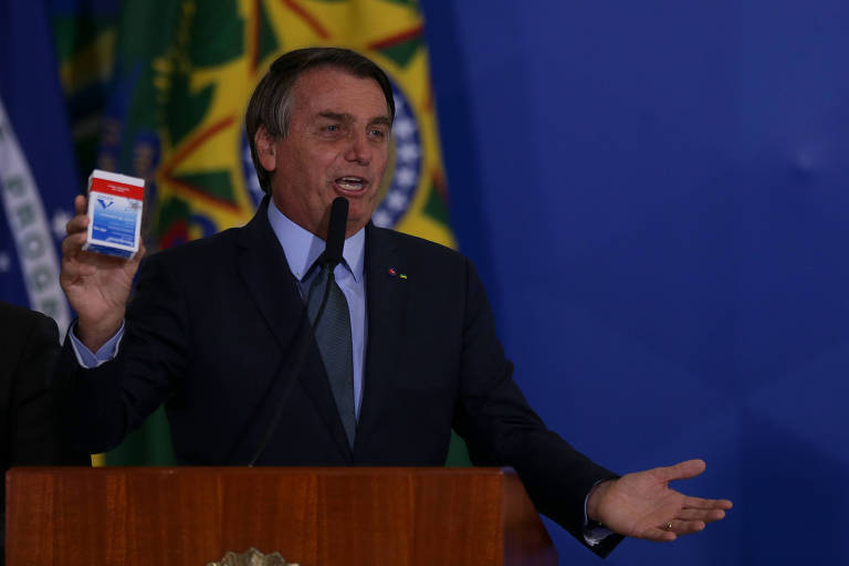 O presidente Jair Bolsonaro exibe uma caixa de hidroxicloroquina durante cerimônia de posse de Eduardo Pazuello como ministro da Saúde