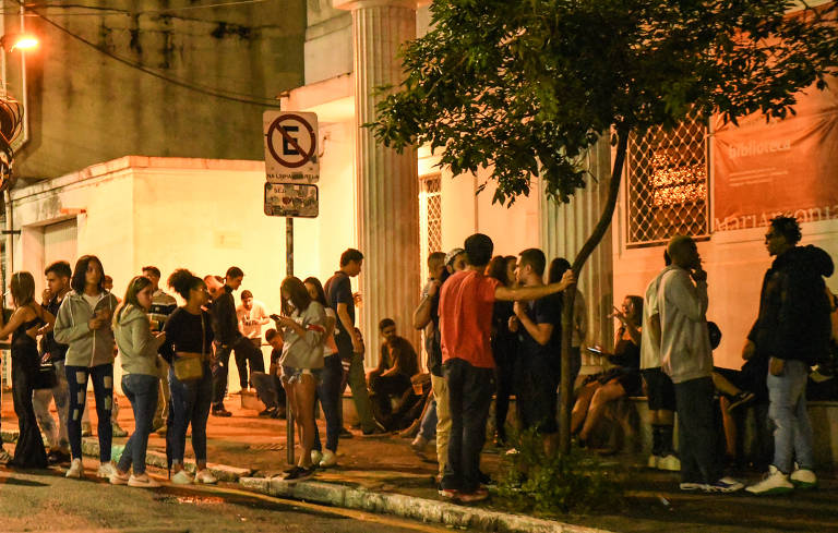 Pessoas se aglomeram em primeira noite com 'toque de restrição' em SP