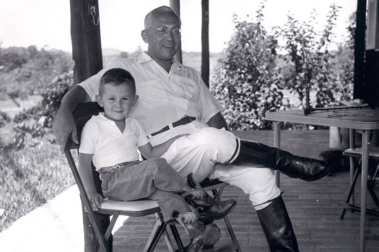 O publisher da Folha Octavio Frias de Oliveira com o filho Otavio ainda criança, em 1960