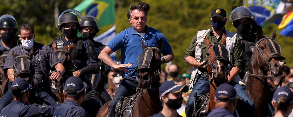 O presidente Jair Bolsonaro anda a cavalo durante manifestação em apoio ao governo em Brasília